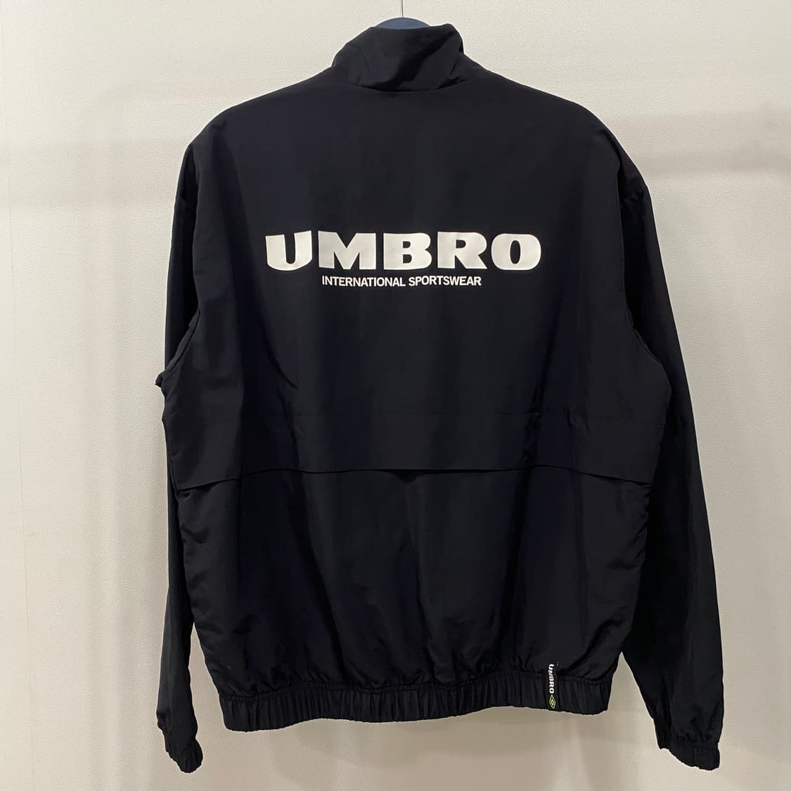 엄브로 스텐넥 투웨이 웜업 바람막이 상품이미지2