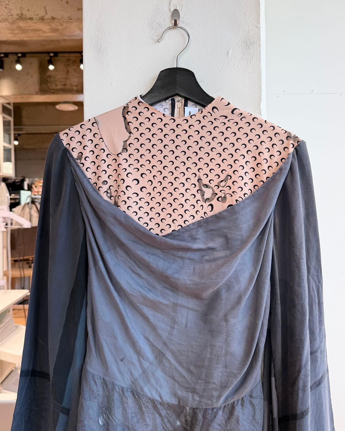 마린세르 골드라인 베이지 차콜 실크 랩 탑  상품이미지3