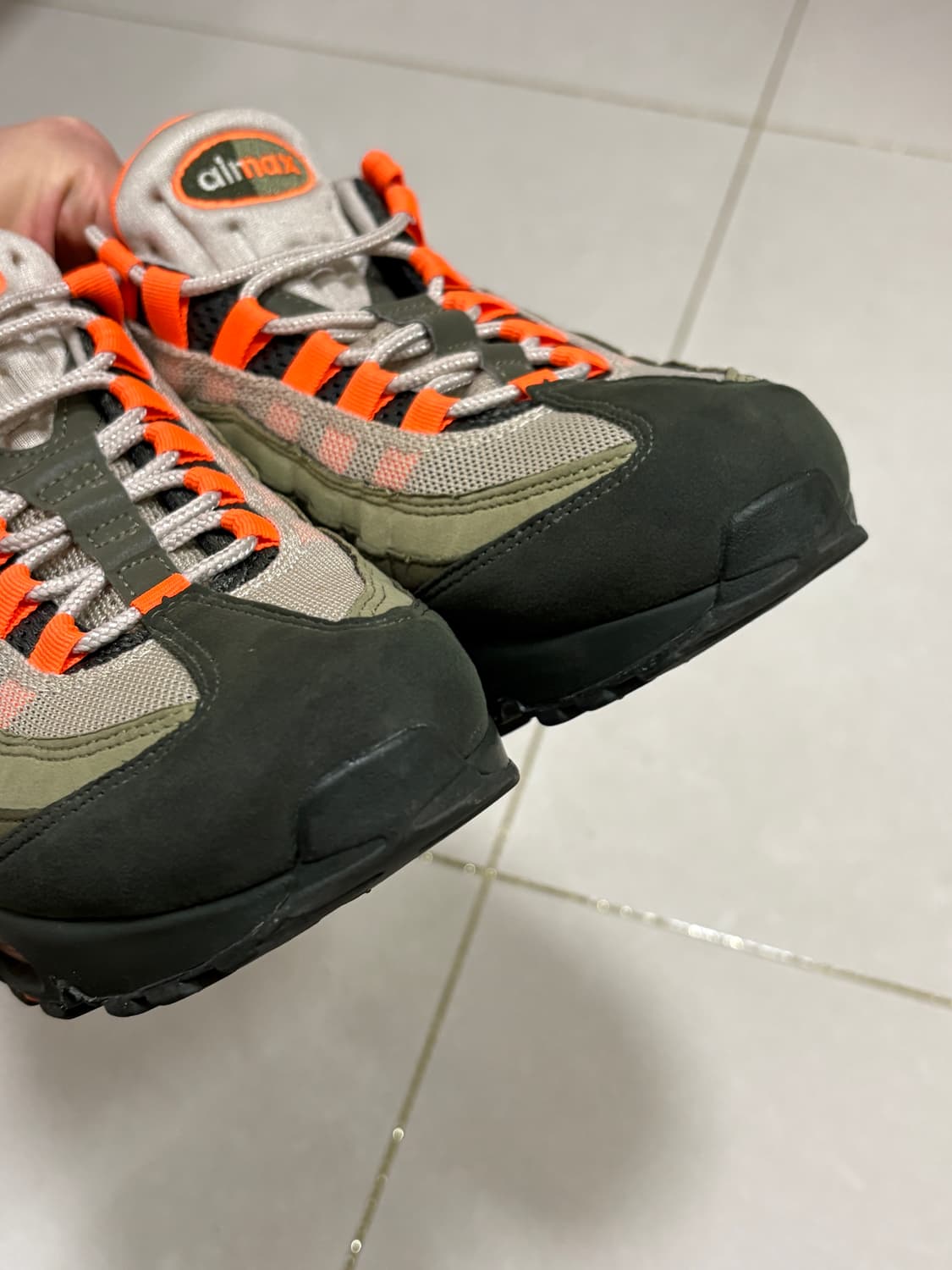 에어맥스 95 뉴트럴 올리브 토탈 오렌지 상품이미지4