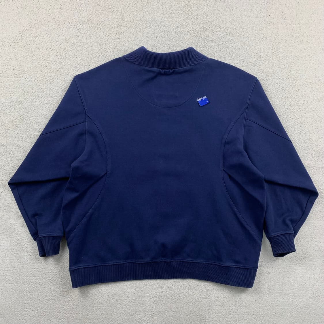 아더에러 x 자라 니트카라 절개패턴 맨투맨 네이비 상품이미지2