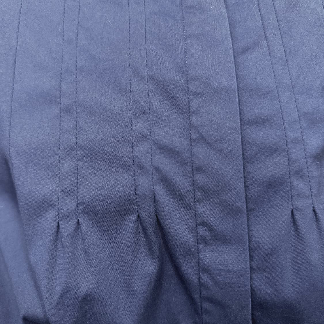 띠어리 긴팔 셔츠 전면 핀턱 디테일 블라우스 슬림핏 네이비 상품이미지6