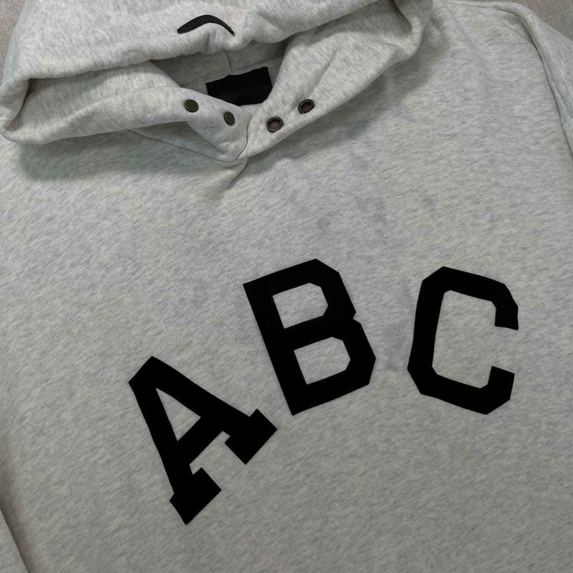 105 피오갓 7주년 abc 크림후드티 상품이미지3