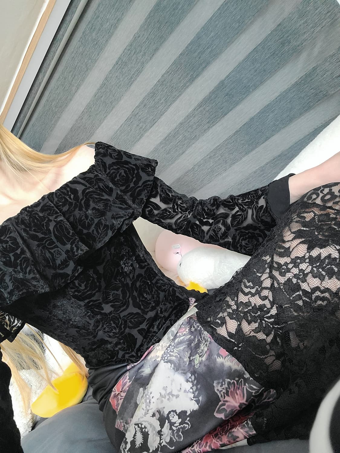 2000아카이브 벨벳 로즈 오프숄더 탑 상품이미지2