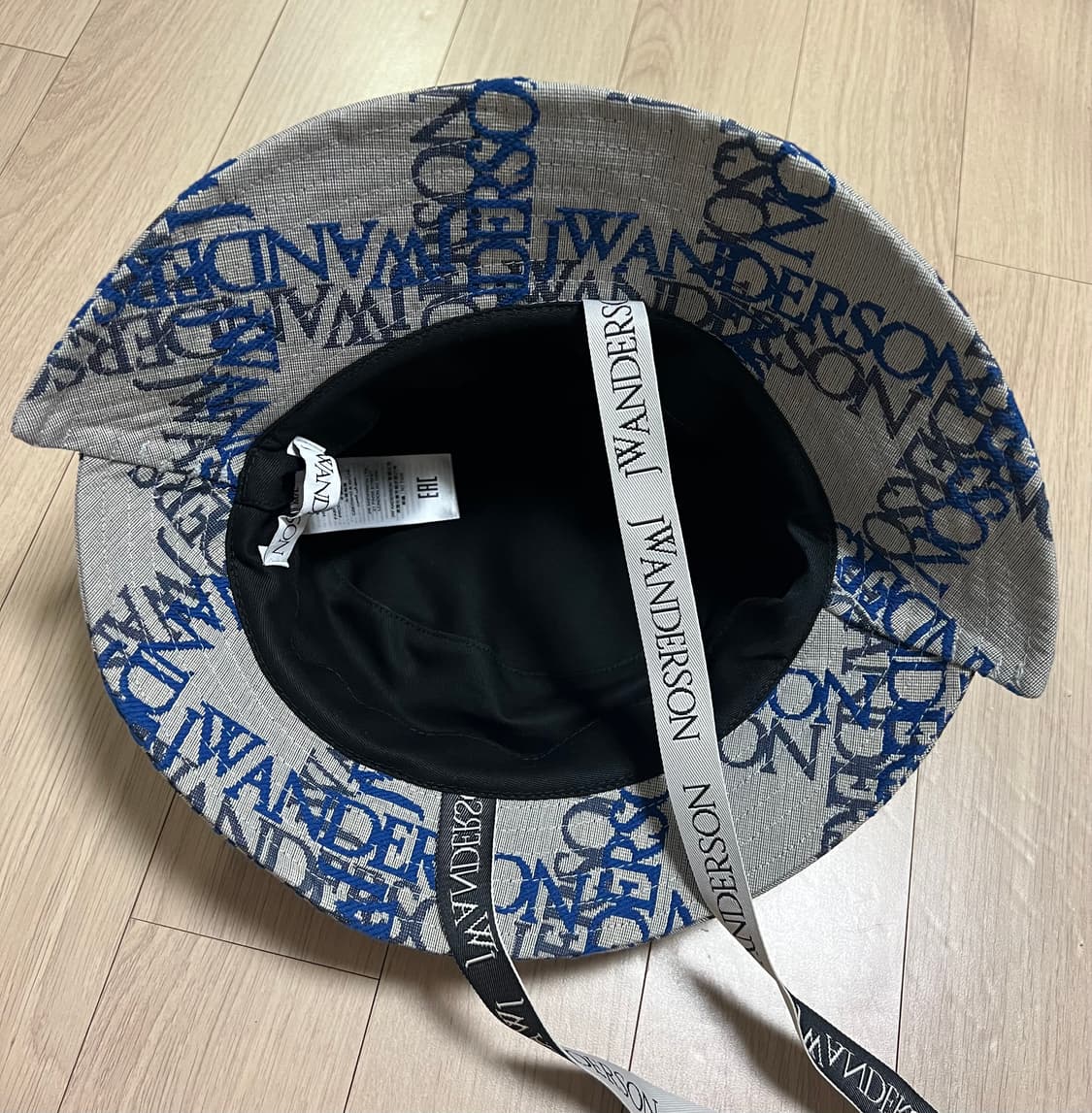 JW앤더슨(JW Anderson) 로고 비대칭 버킷햇 상품이미지4