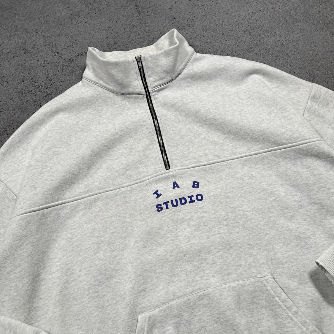 아이앱 스튜디오 하프집업 맨투맨 상품이미지3