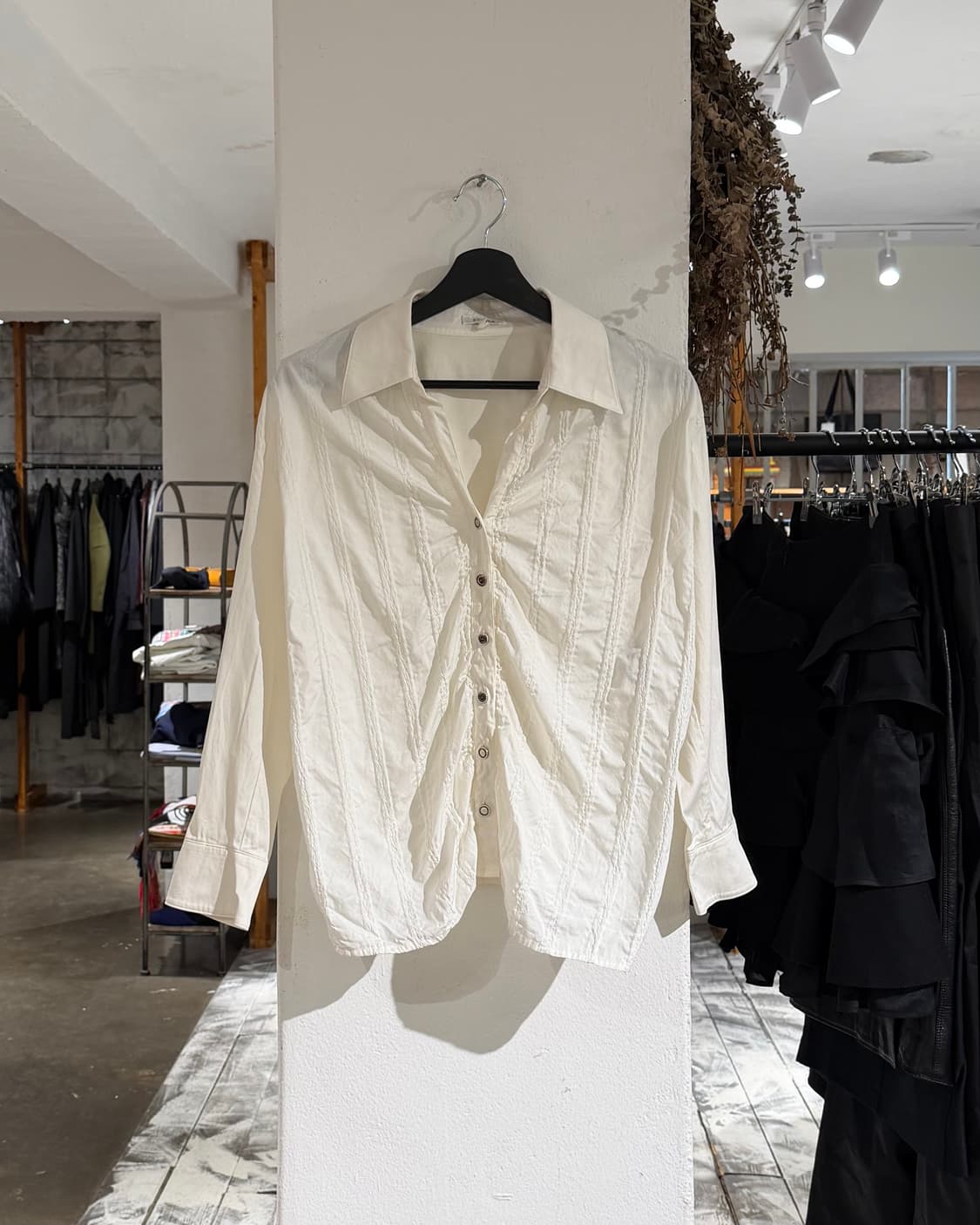 에스카다 화이트 셔링 디테일 블라우스 상품이미지1