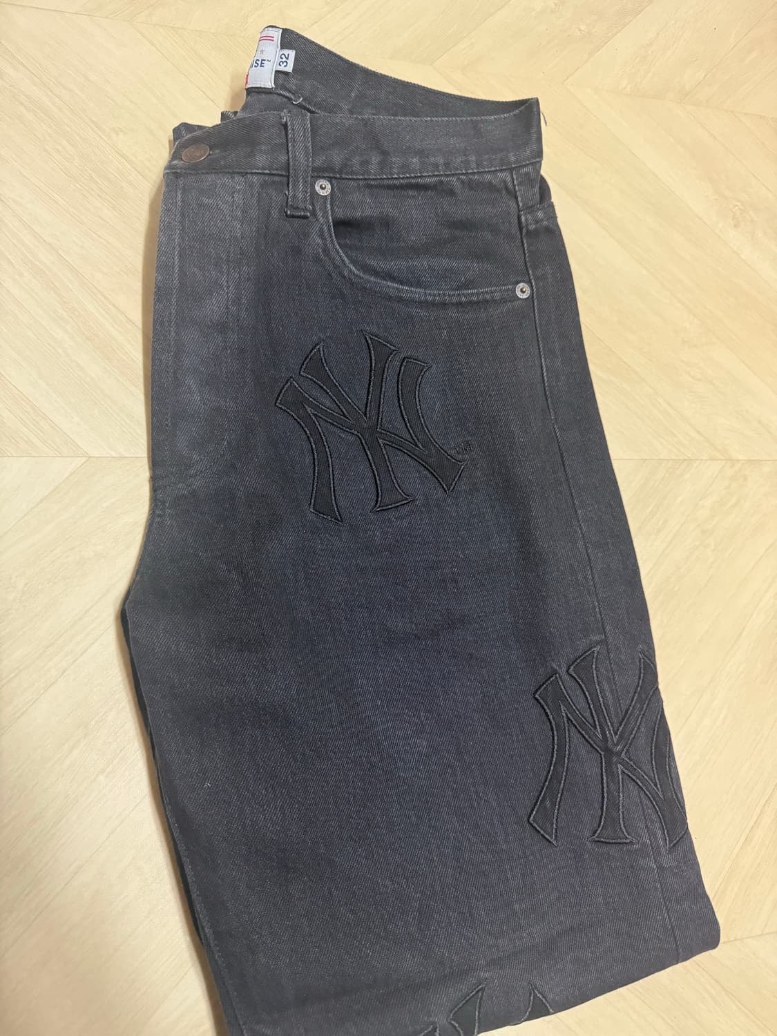 슈프림 x 뉴욕양키스 레귤러 진 워시드 블랙 상품이미지1