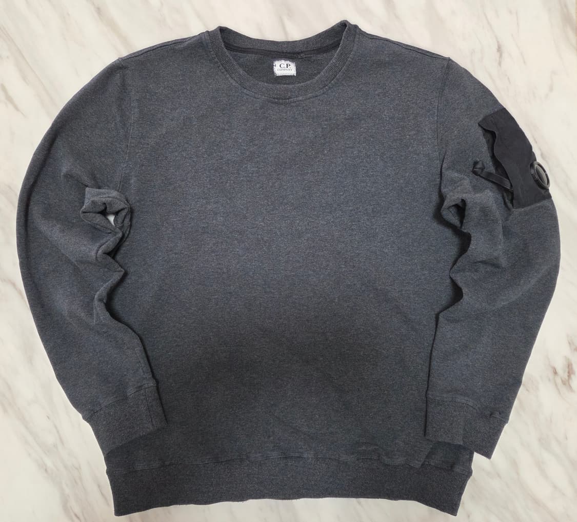 씨피컴퍼니 렌즈 패치 맨투맨 상품이미지1