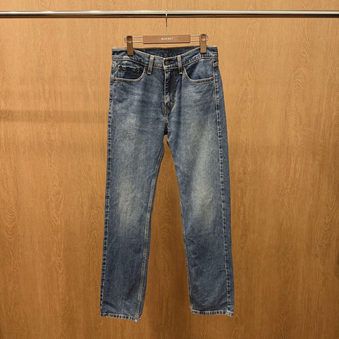 리바이스 505 데님 팬츠 5포켓 디테일 레귤러 스트레이트핏 중청 상품이미지2