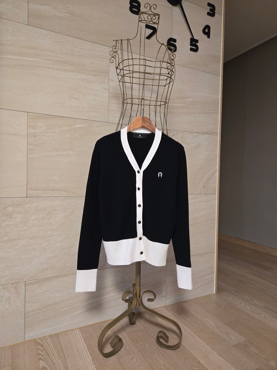 [90] AIGNER 아이그너 배색 가디건 2024 상품이미지2