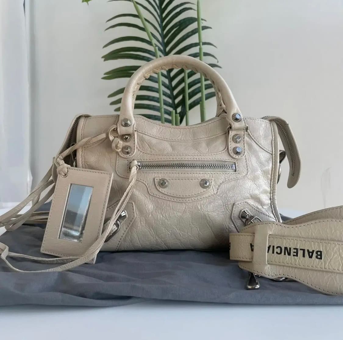 발렌시아가 모터백 미니 베이지 상품이미지1