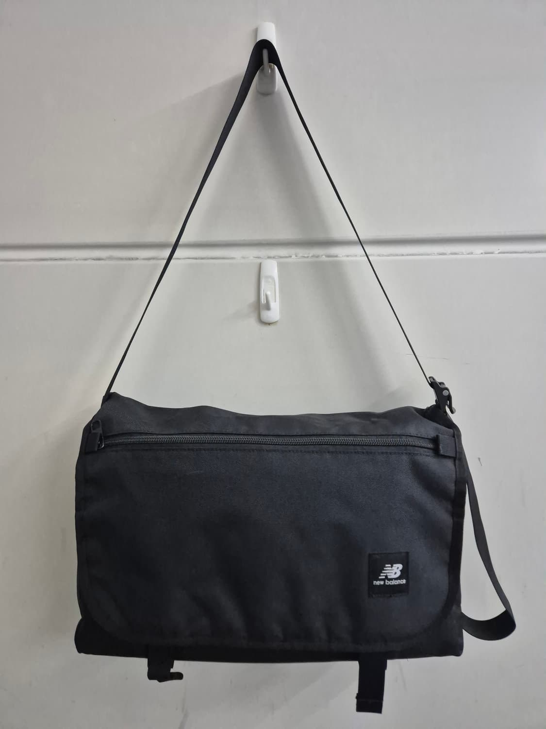 뉴발란스 블랙 메신저백 상품이미지1