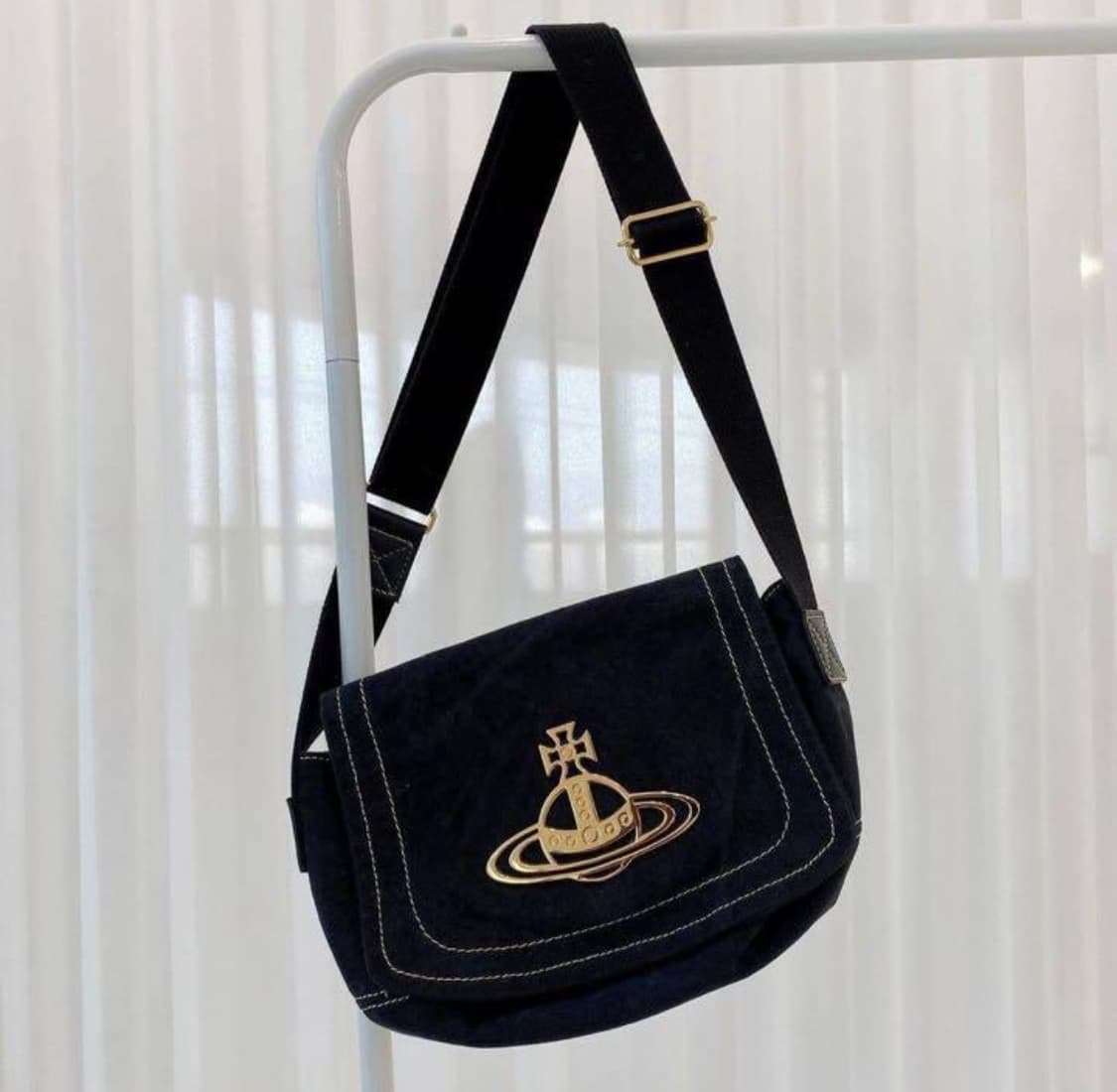비비안웨스트우드 메탈 빅로고 캔버스 크로스백 상품이미지1