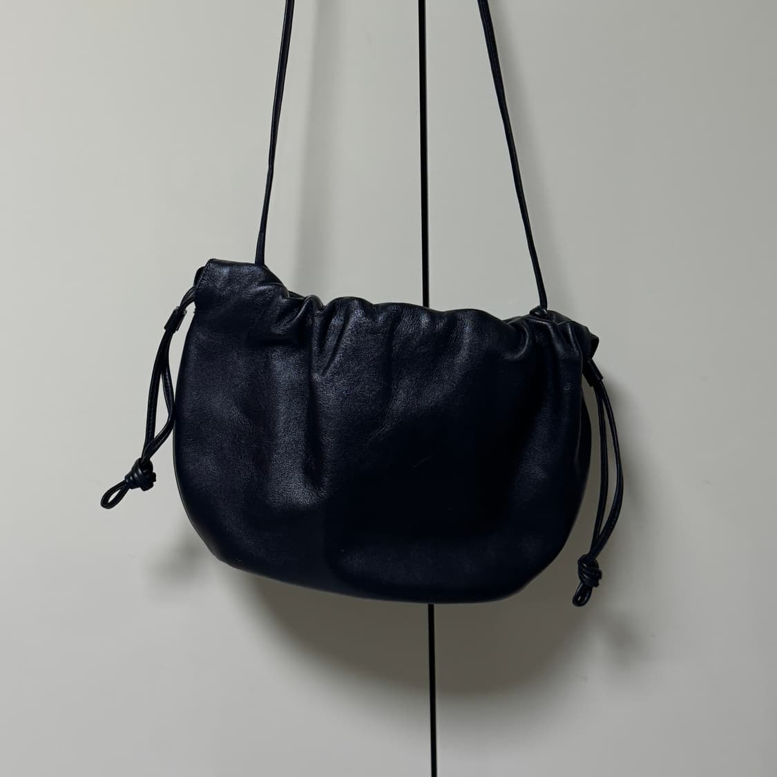 킨더살몬 String Leather Bag M 블랙 상품이미지4