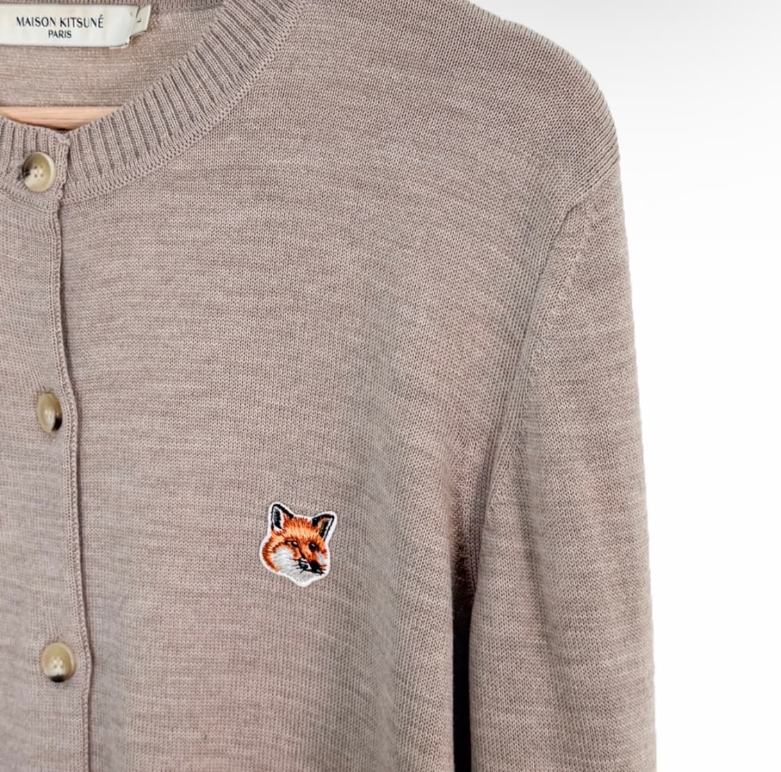 [L] 메종키츠네 여성 폭스헤드 패치 라운드넥 울 가디건 베이지 멜란지 상품이미지4