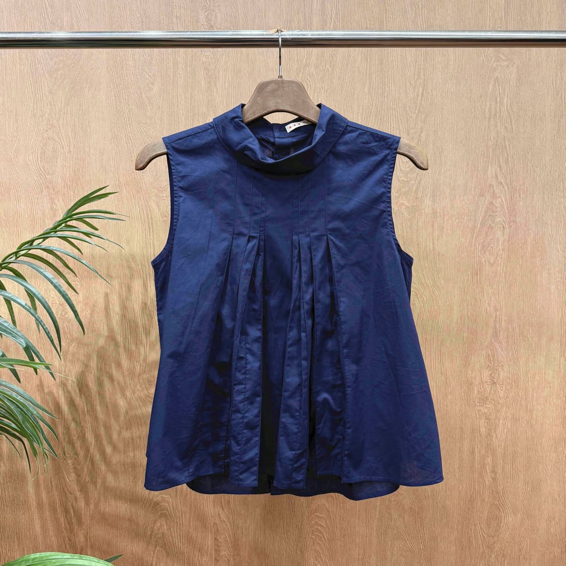 마르니 유니클로 콜라보 핀턱 플리츠 슬리브리스 블라우스 네이비 상품이미지1