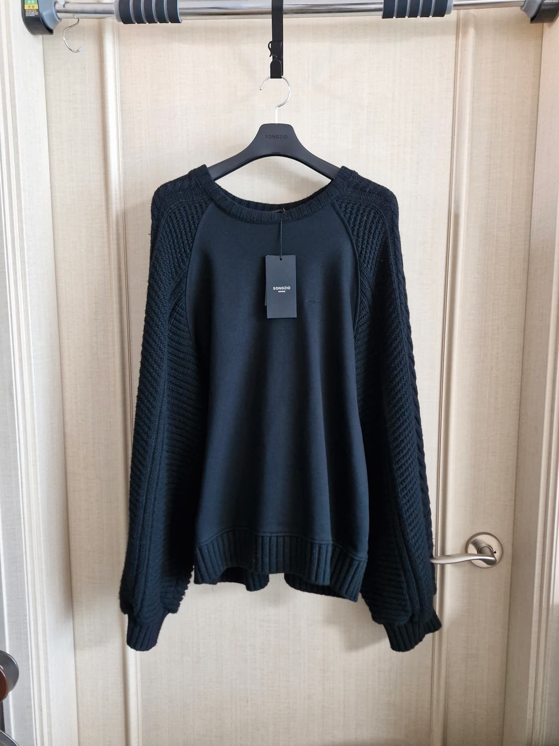 송지오 송지오 케이블 슬리브 라글랑 맨투맨 48 블랙 상품이미지1