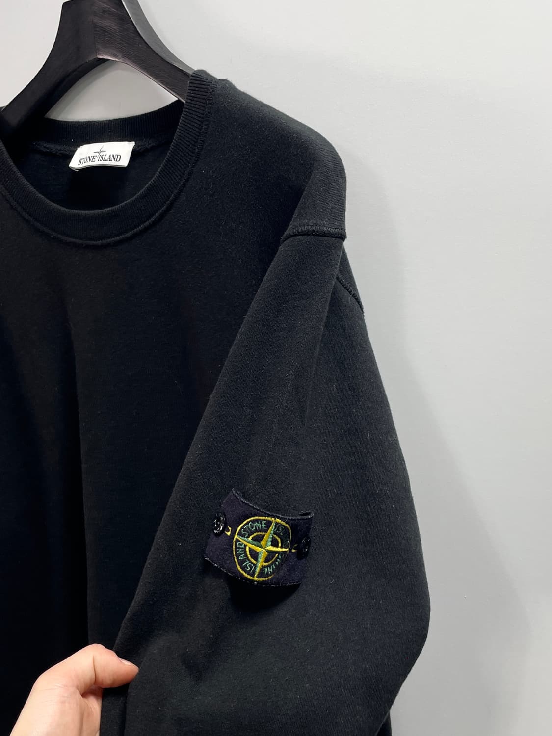 스톤아일랜드 와펜 검정 맨투맨 (on.736) 상품이미지4