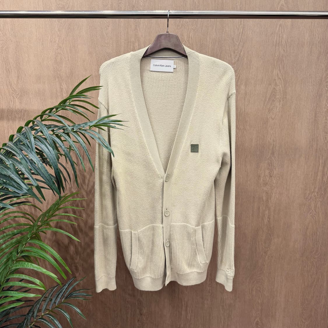 캘빈클라인 브이넥 코튼 가디건 리브 조직 톤온톤 버튼 디테일 베이지 상품이미지1