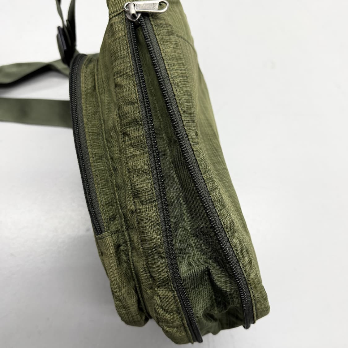 몽벨 고프코어 나일론 미니 크로스백 상품이미지3