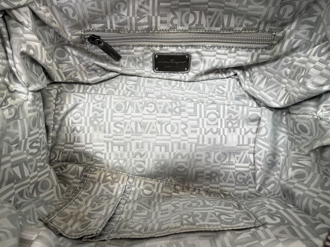 페라가모 메탈릭 레더 간치니 스티치 숄더백 상품이미지9