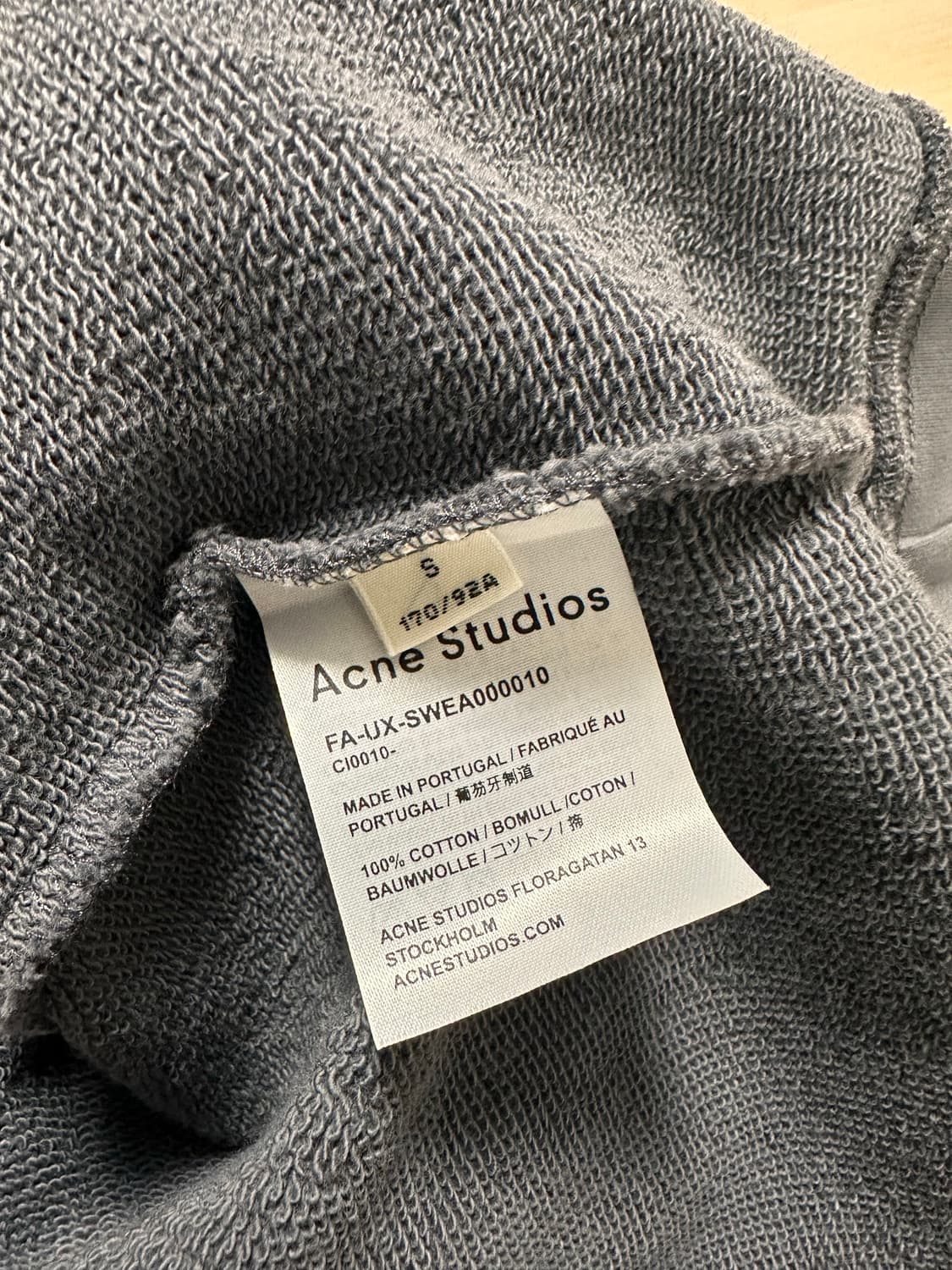 아크네 포바 맨투맨 스톤색상 상품이미지4