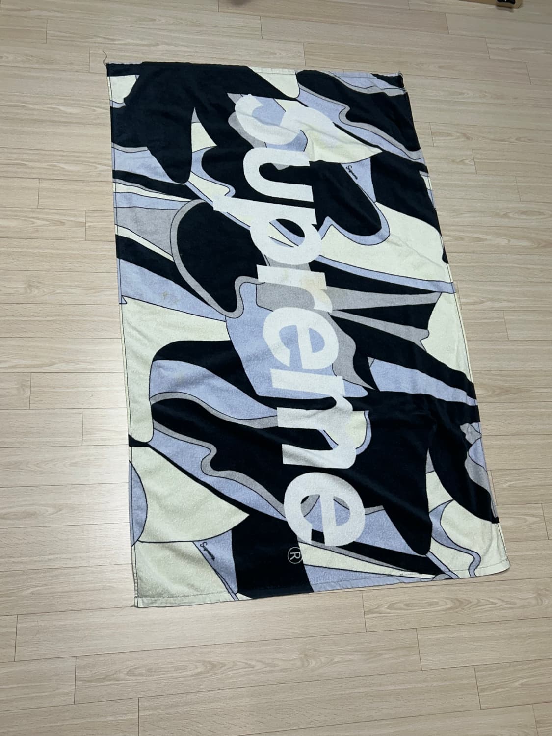 슈프림 Supreme 추상화 그래픽 비치타올 상품이미지1