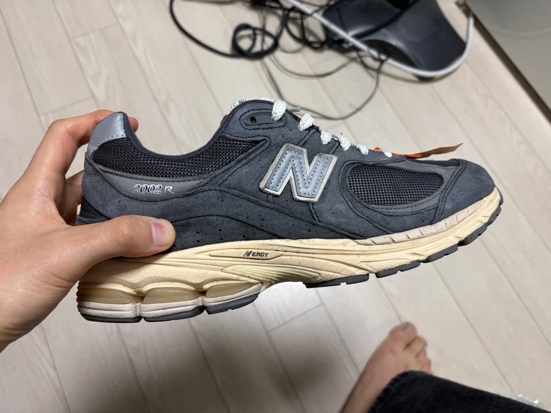 뉴발란스 2002R 스페셜 빈티지 블랙 그레이 판매합니다. 상품이미지1