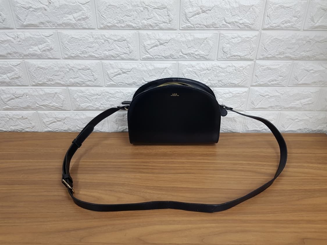 아페쎄(A.P.C.) 데미룬 하프문 레더 크로스백 상품이미지1