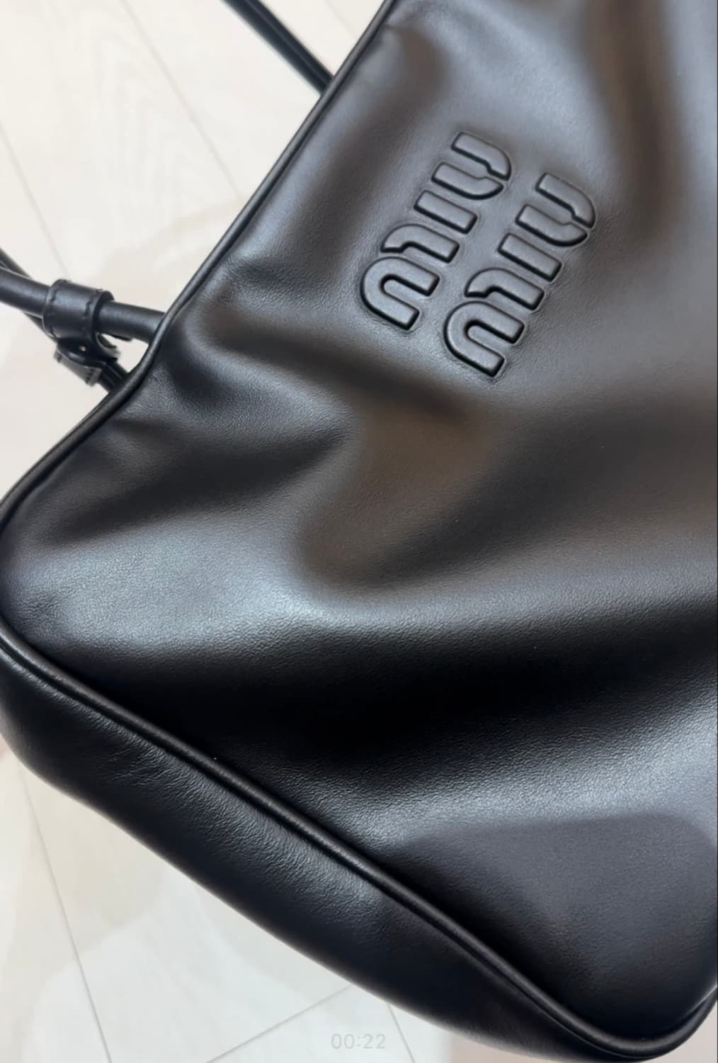 미우미우 가죽 보백 라지 상품이미지1