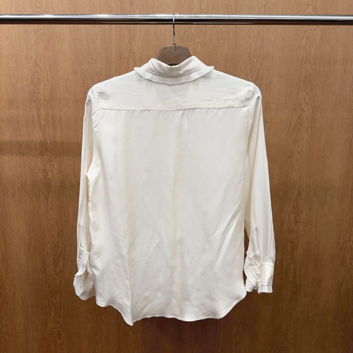 산드로 실크 셔츠 블라우스 플리츠 러플 카라 커프스 디테일 아이보리 상품이미지3