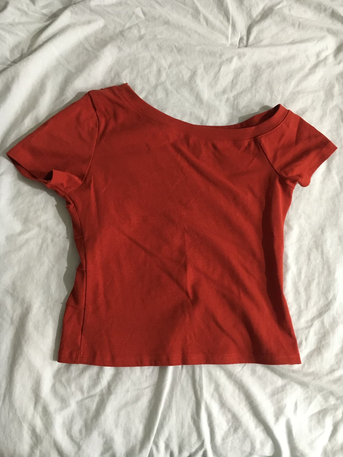 Red 레터링 언발 오프숄더 세미크롭 반소매 반팔티 상품이미지2