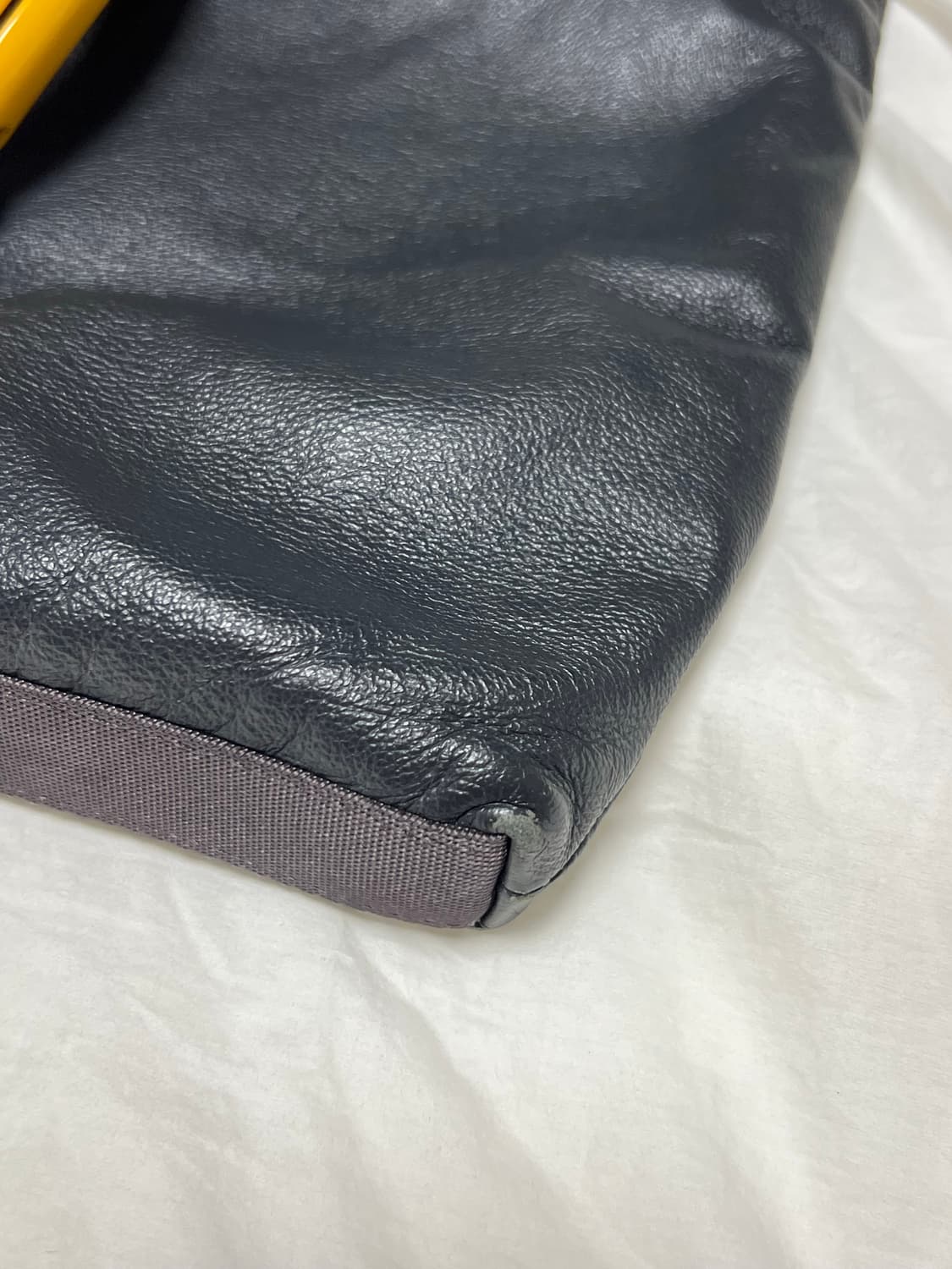 만다리나덕 가죽 슬링백 상품이미지2