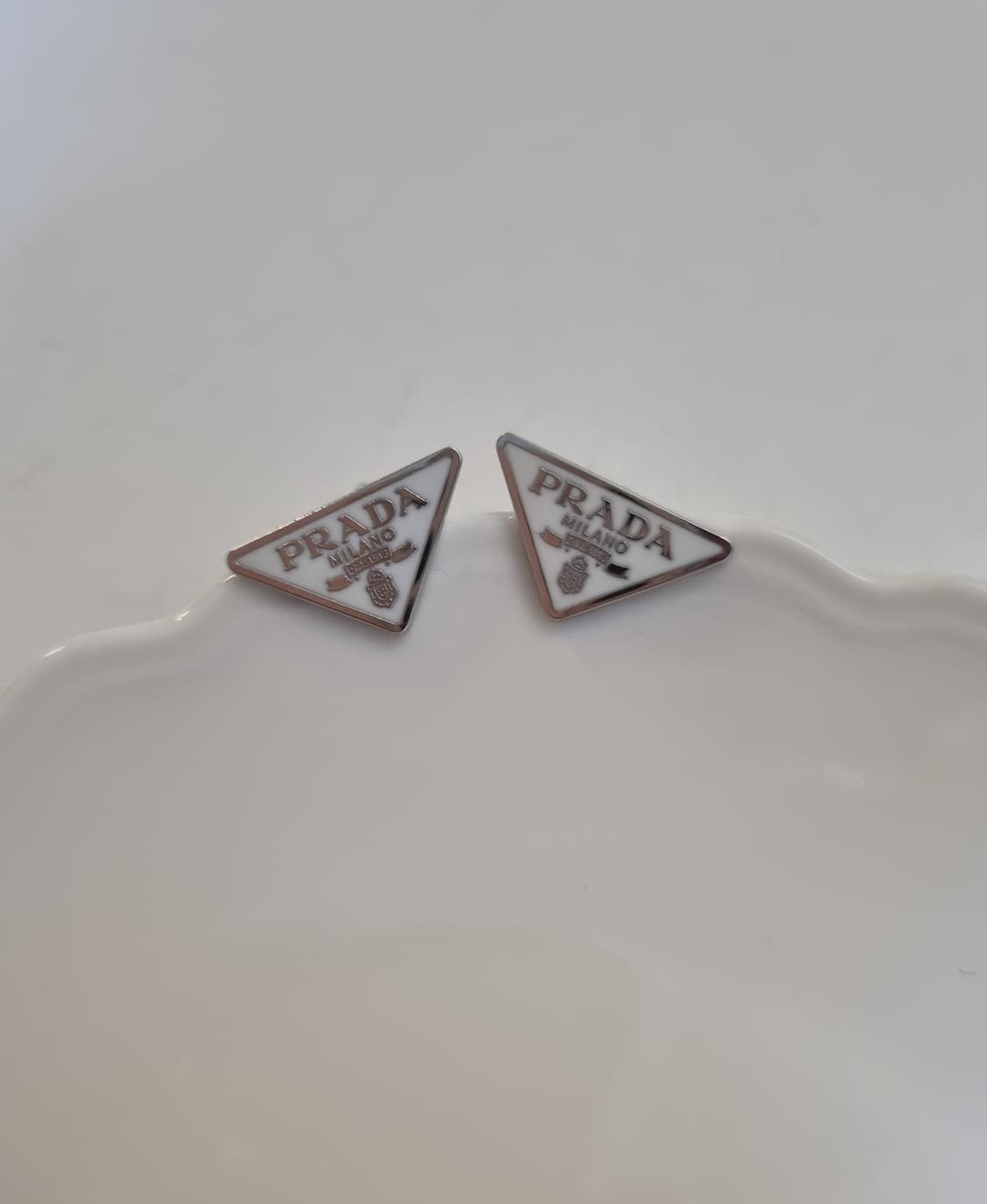 프라다 업사이클링 삼각로고 미니 귀걸이 화이트 상품이미지1