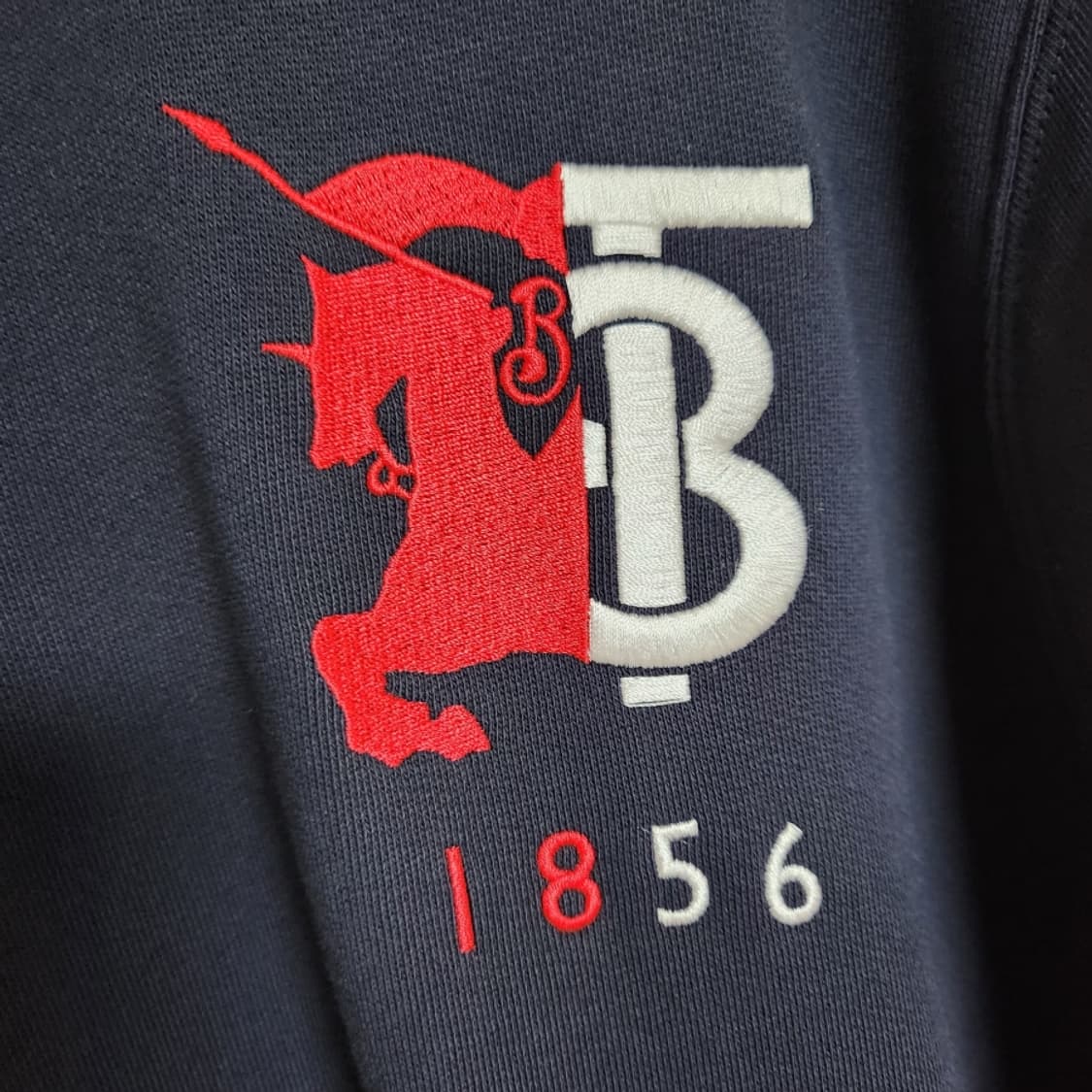 [S] 버버리 네이비 컨트라스트 로고 맨투맨 8022310 상품이미지4