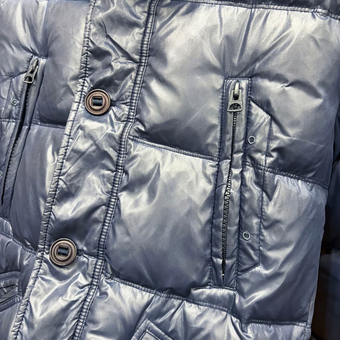 디젤 하이넥 나일론 퀄팅 패딩 점퍼 니트 시보리 로고 패치 디테일 블루 상품이미지6