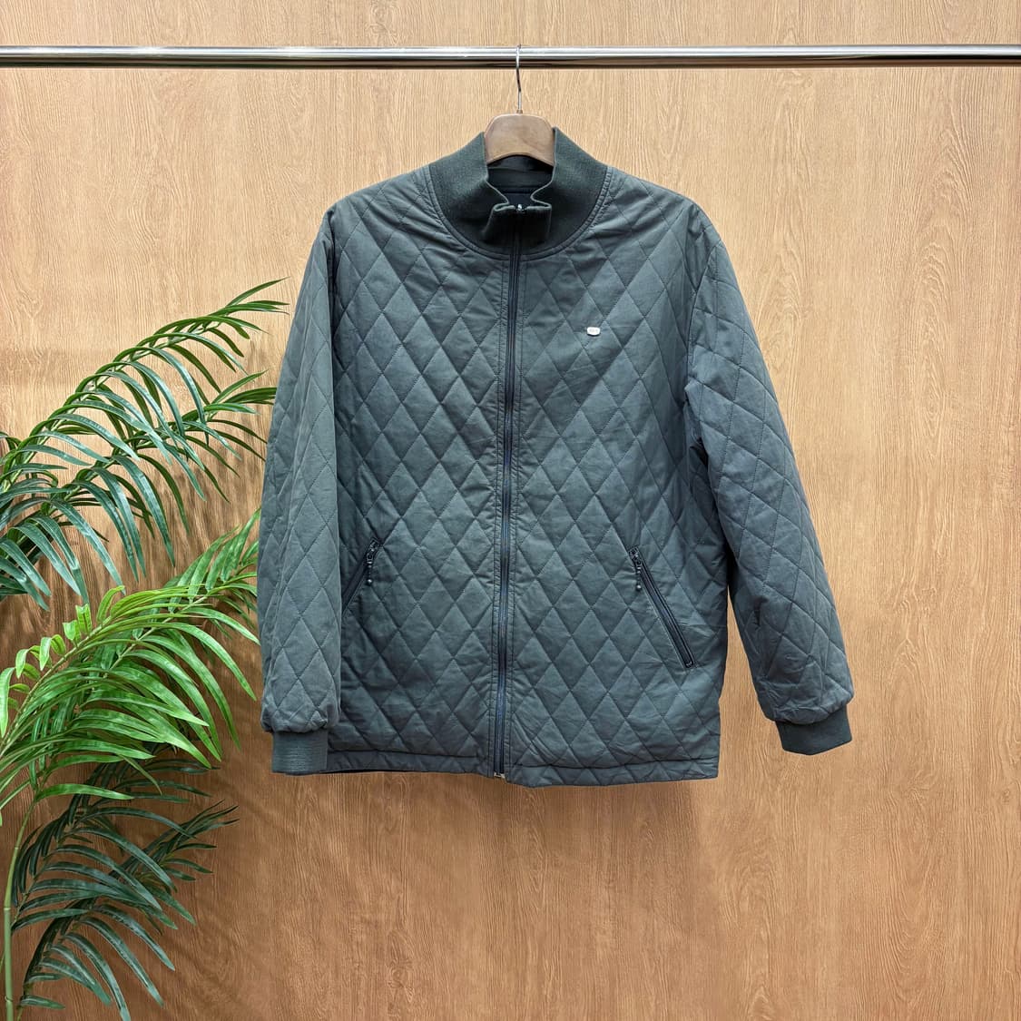 라코스테 리버시블 자켓 퀄팅 패턴 솔리드 메탈 로고 디테일 카키 블랙 상품이미지1