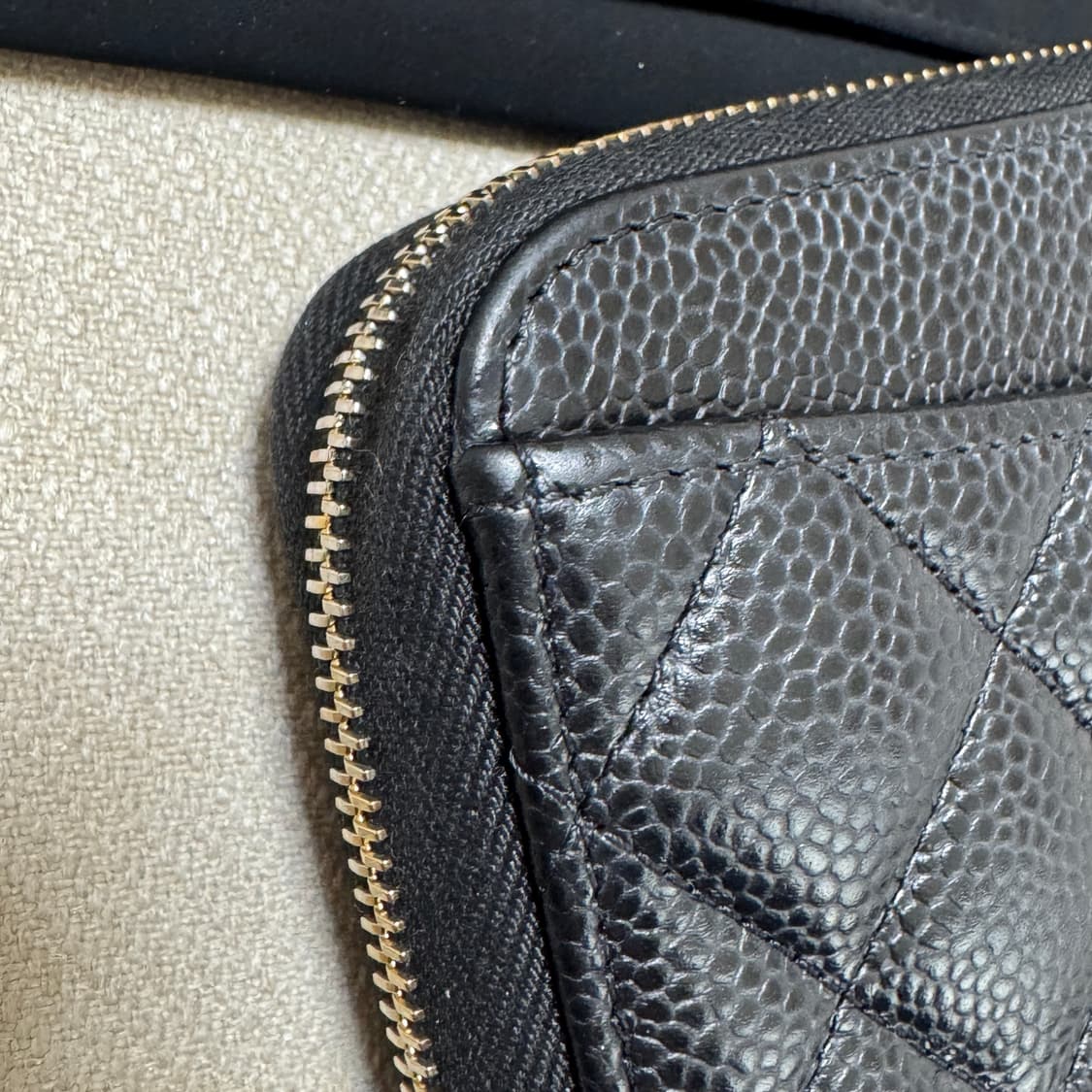 샤넬 클래식 캐비어 지퍼 장지갑 금장 내장칩 상품이미지6