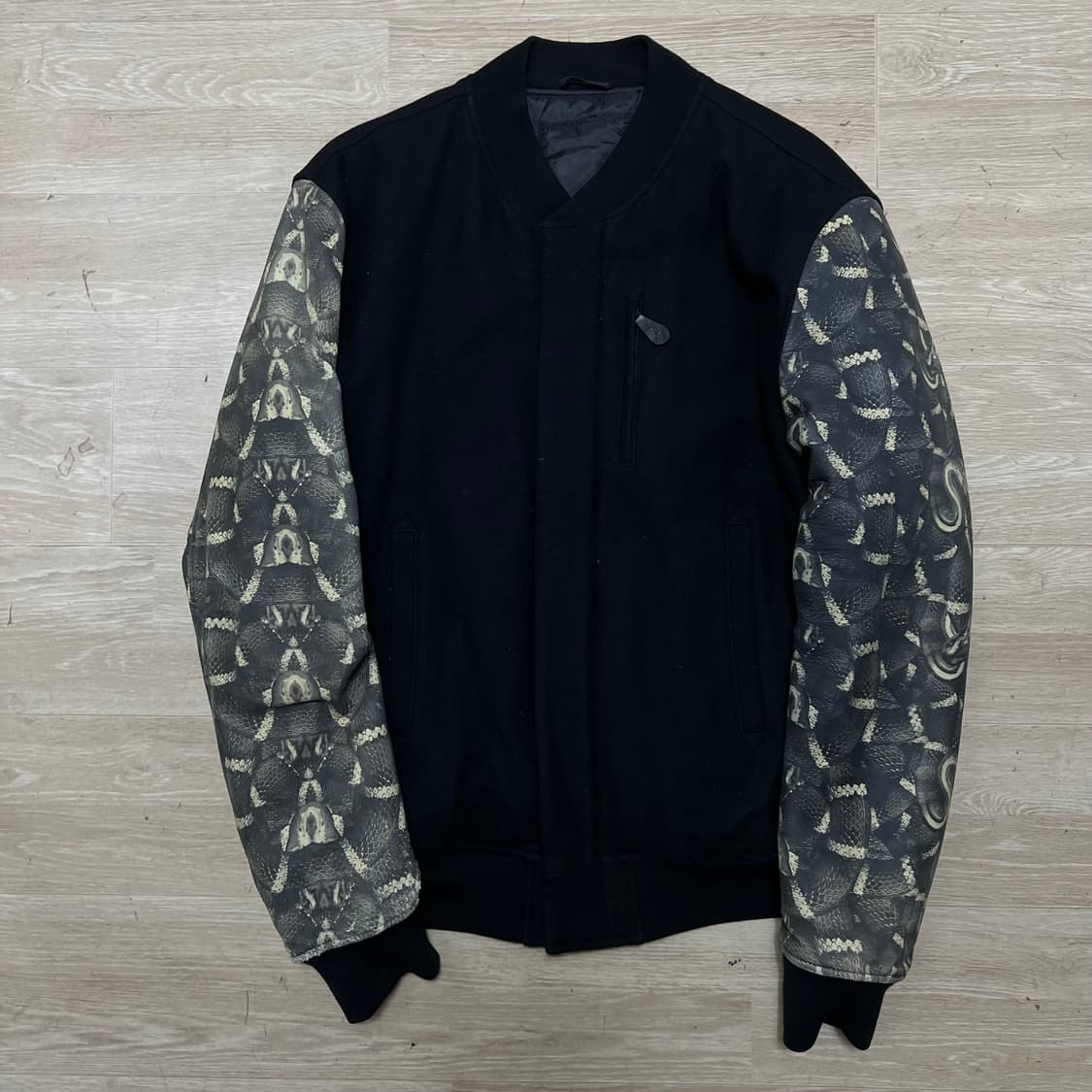 마르셀로불론 스네이크 패턴 배색 스타디움 바시티 자켓 [블랙] L/100 상품이미지1