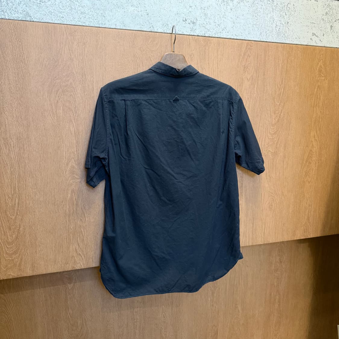 마가렛 호웰 반팔 셔츠 무지 체스트 포켓 디테일 레귤러핏 네이비 상품이미지2