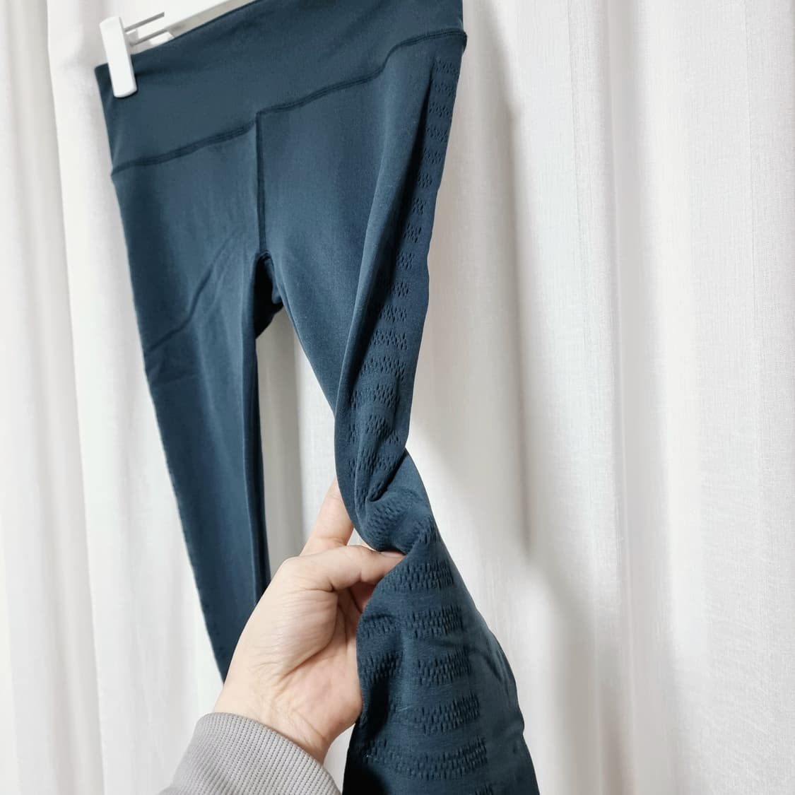 룰루레몬 사이드 펀칭 시스루 디자인 레깅스 (8 사이즈) 상태최상/1회착 상품이미지1