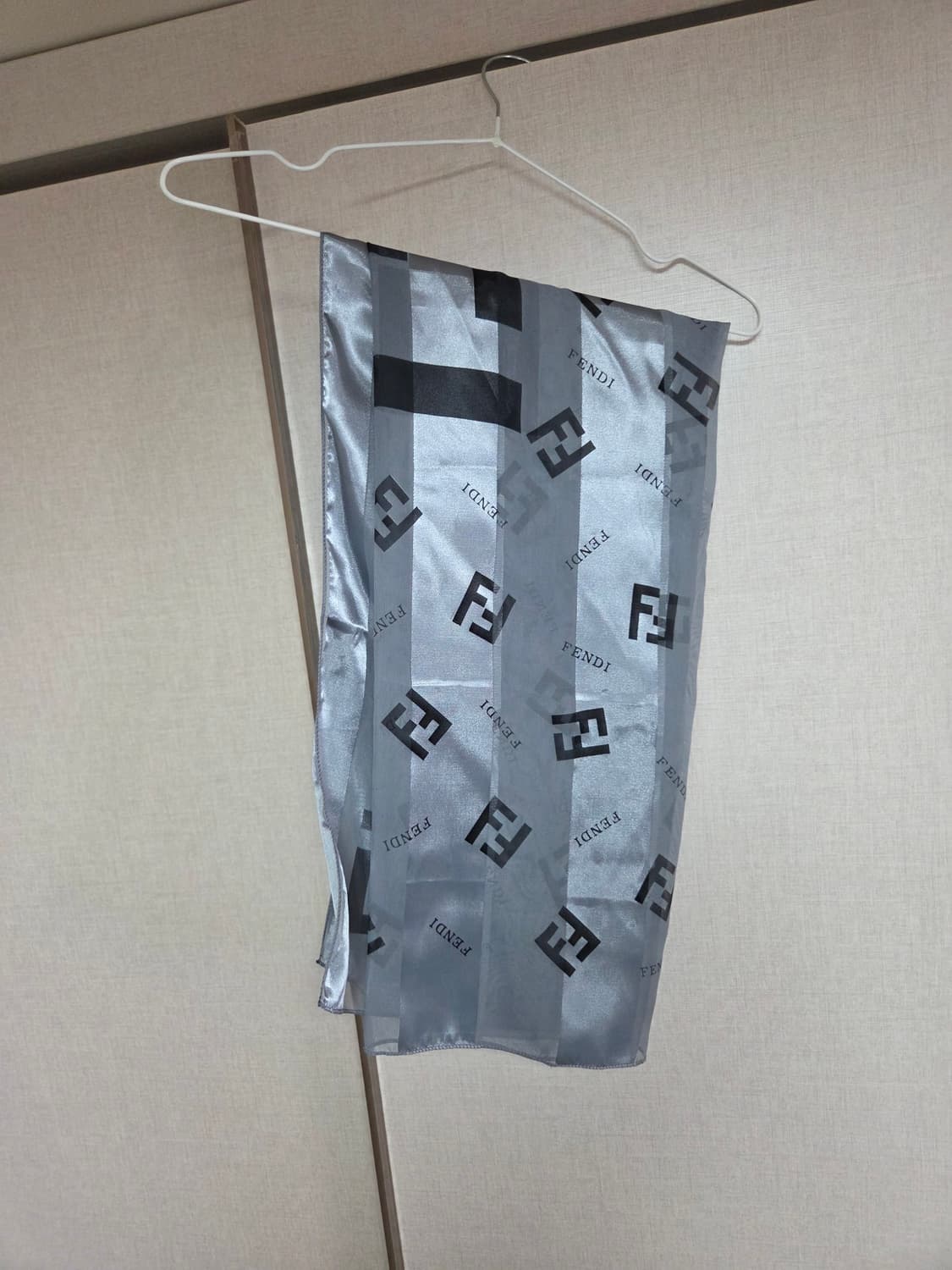 팬디 사각 실크 머플러 상품이미지4