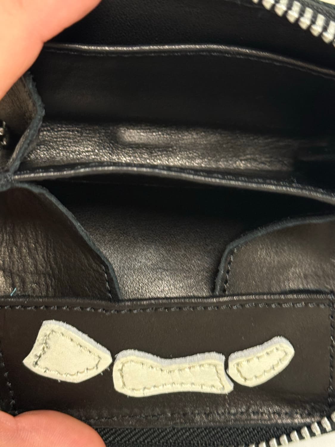 캐피탈 떰즈 업 본 핸드 집 미니 지갑 블랙  상품이미지5