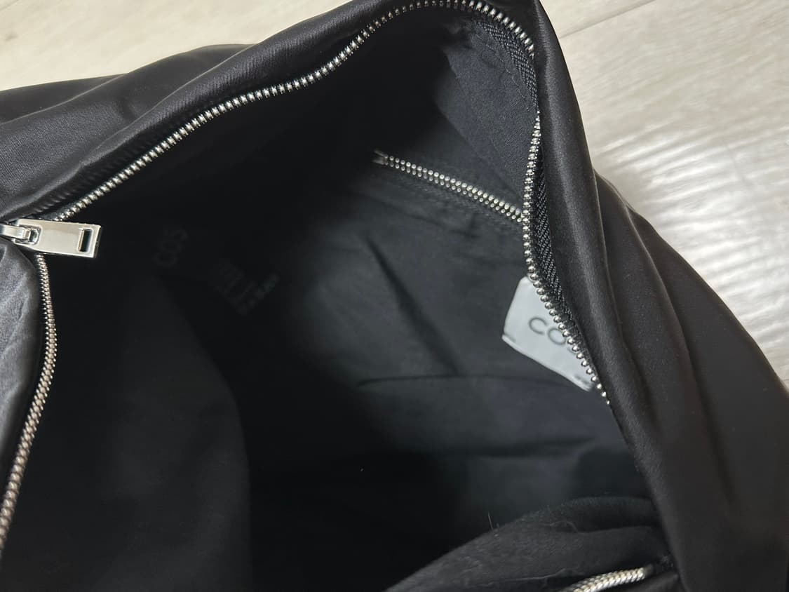 코스 나일론 히치 숄더백 블랙 상품이미지4