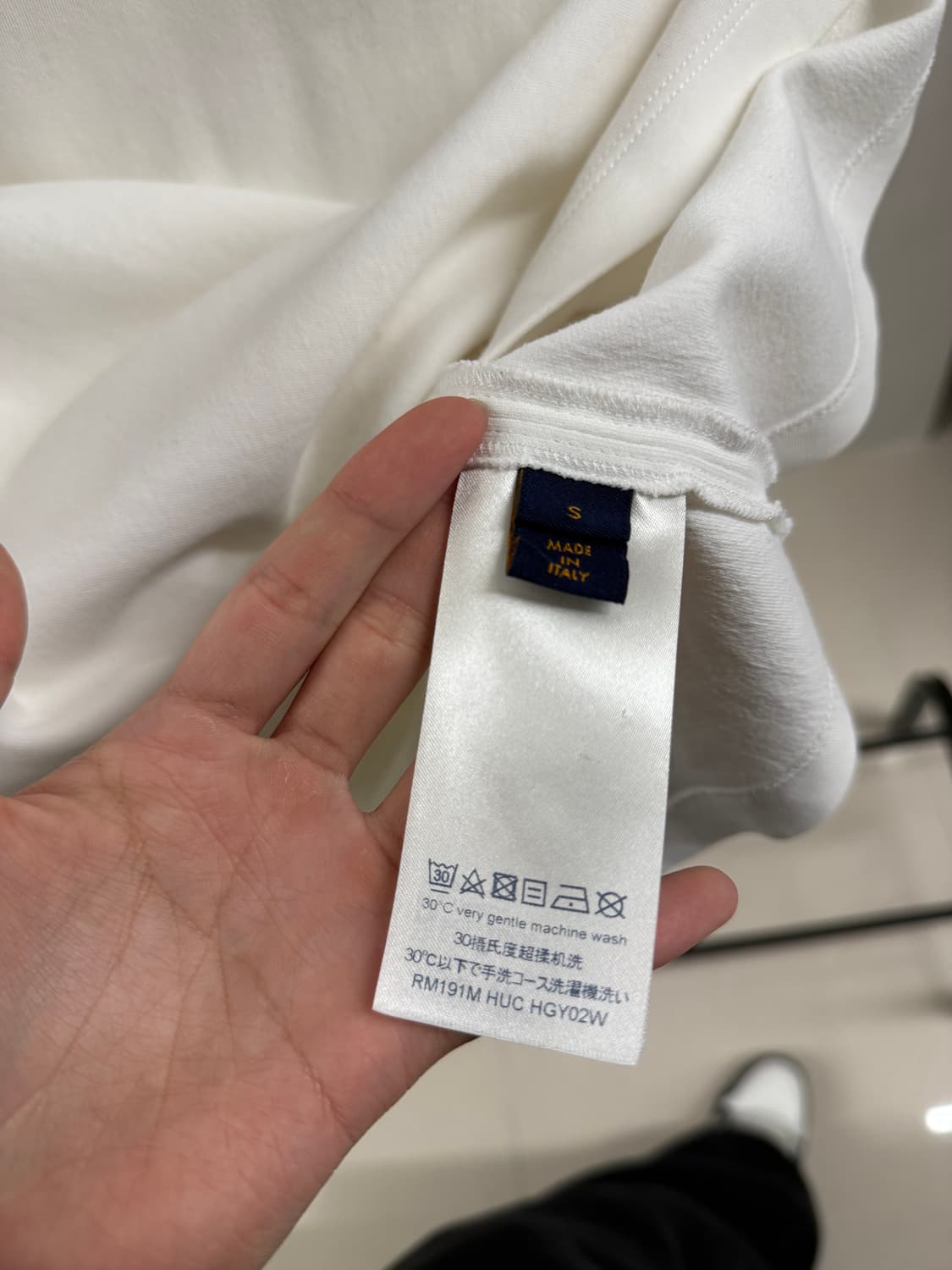 [ S사이즈 ] 루이비통 넥 레터링 롱슬리브  상품이미지4