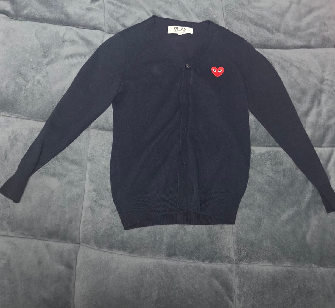 꼼데가르송 하트 와펜 브이넥 가디건 (네이비) 상품이미지1
