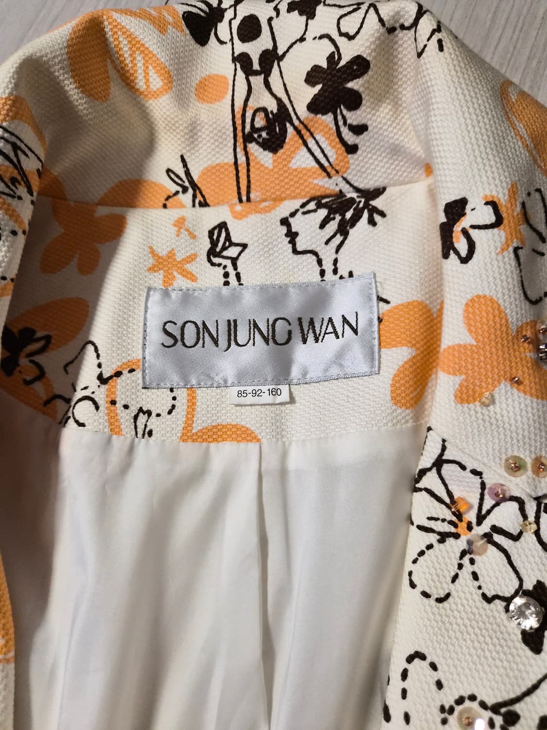 새상품 정품 손정완(SON JUNG WAN) 비즈 아트 드로잉 롱 자켓  상품이미지6