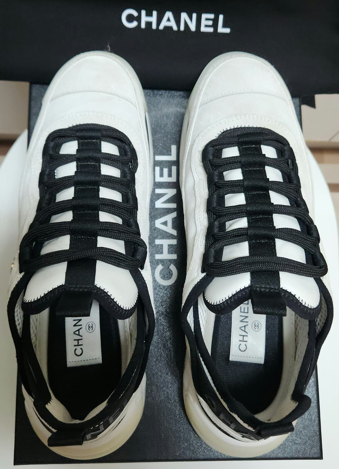 [정품) 샤넬 스니커즈 운동화 스웨이드 카프스킨 CC골드로고/화이트 41 상품이미지1