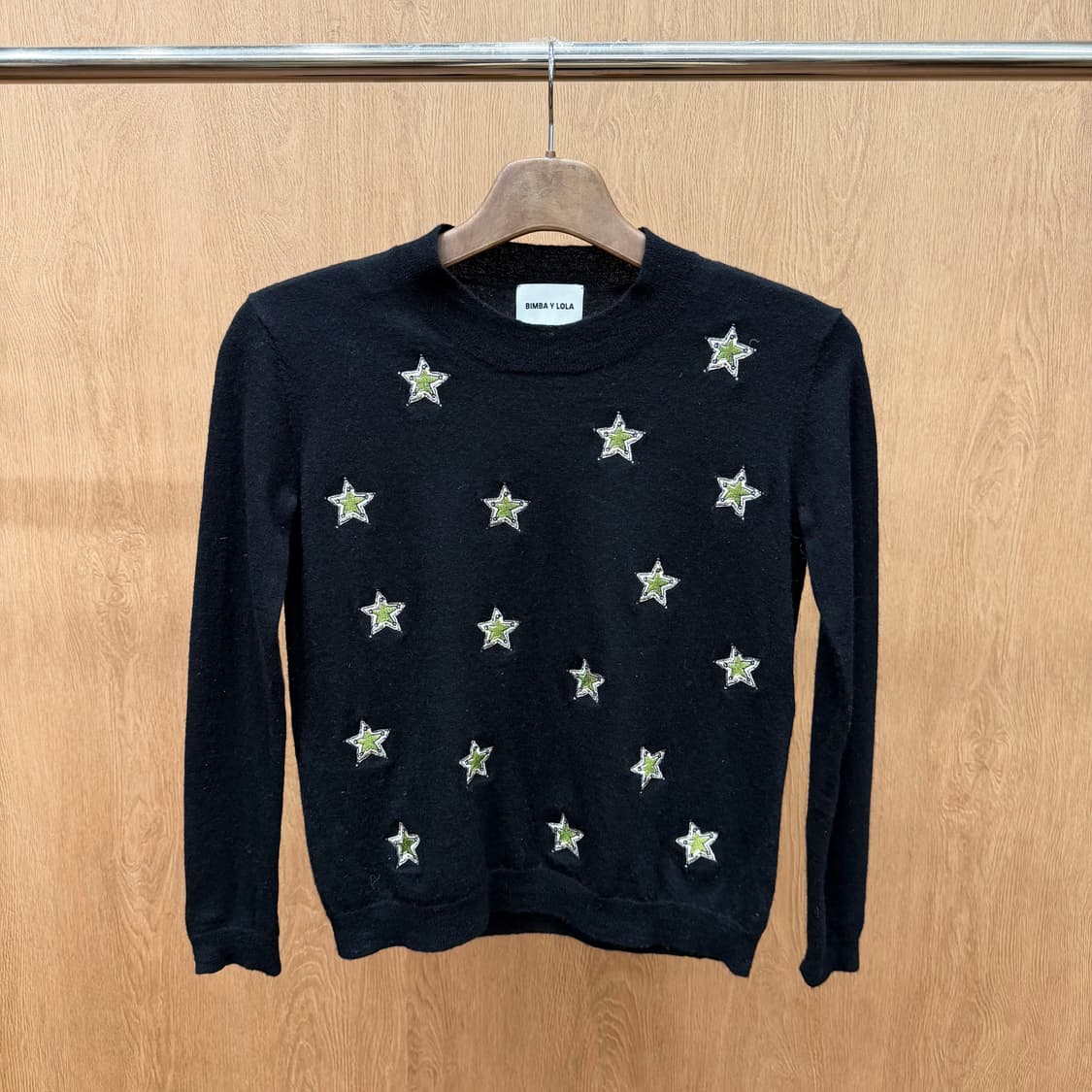 빔바이롤라 라운드넥 긴팔 울 니트 올오버 그린 스타 자수 디테일 블랙 상품이미지2