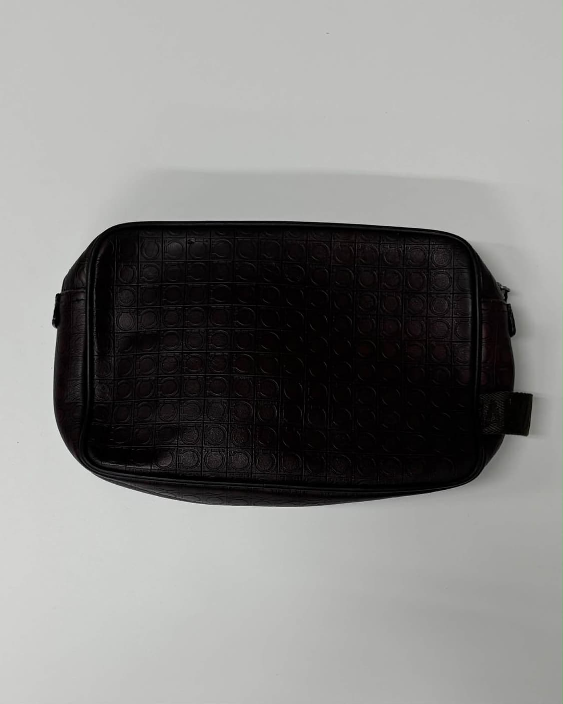 살바토레 페라가모 간치니 모노그램 가죽 클러치 상품이미지1